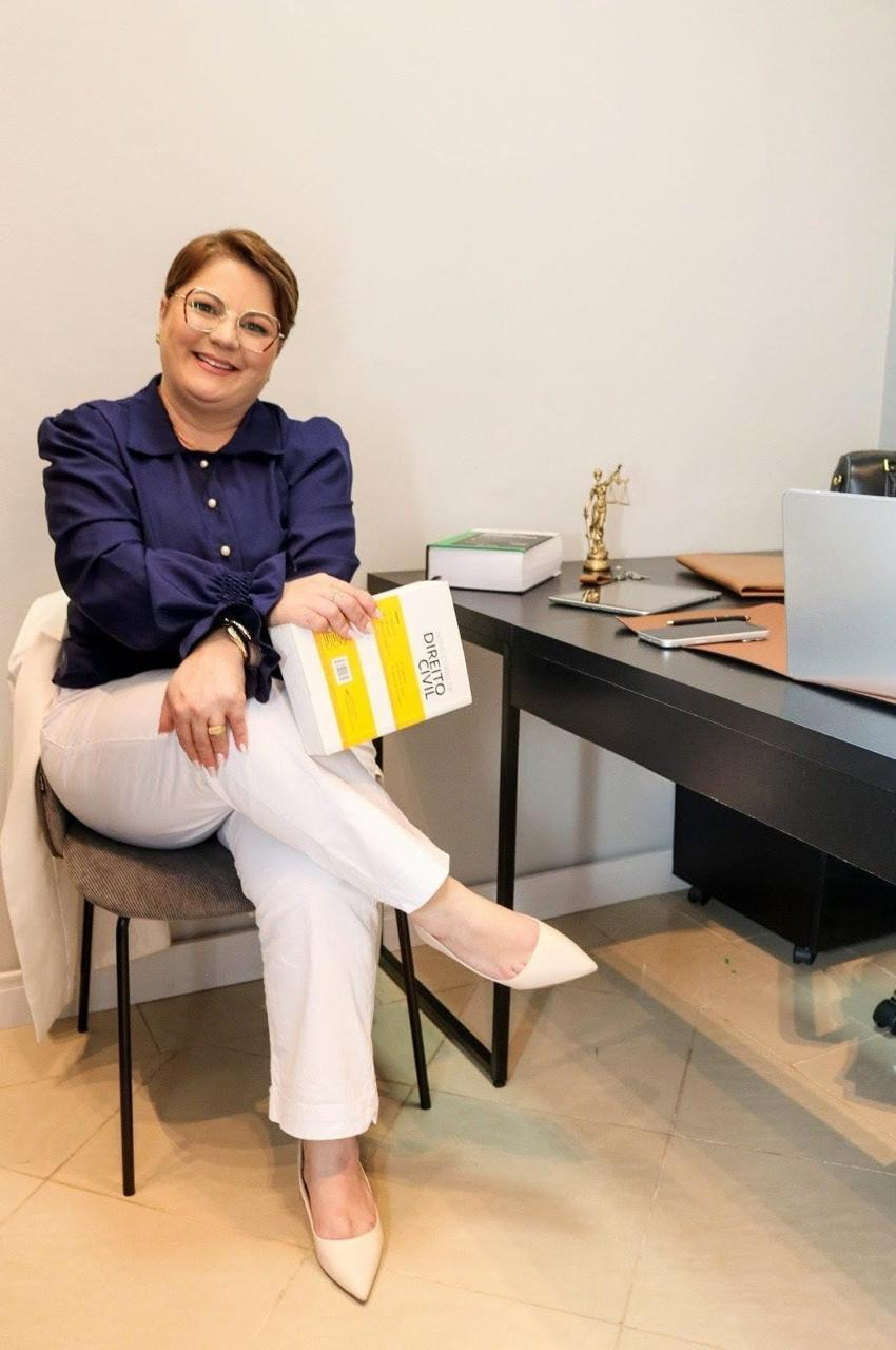 Dra. Fernanda Guarino sentada em seu escritório, em postura acolhedora