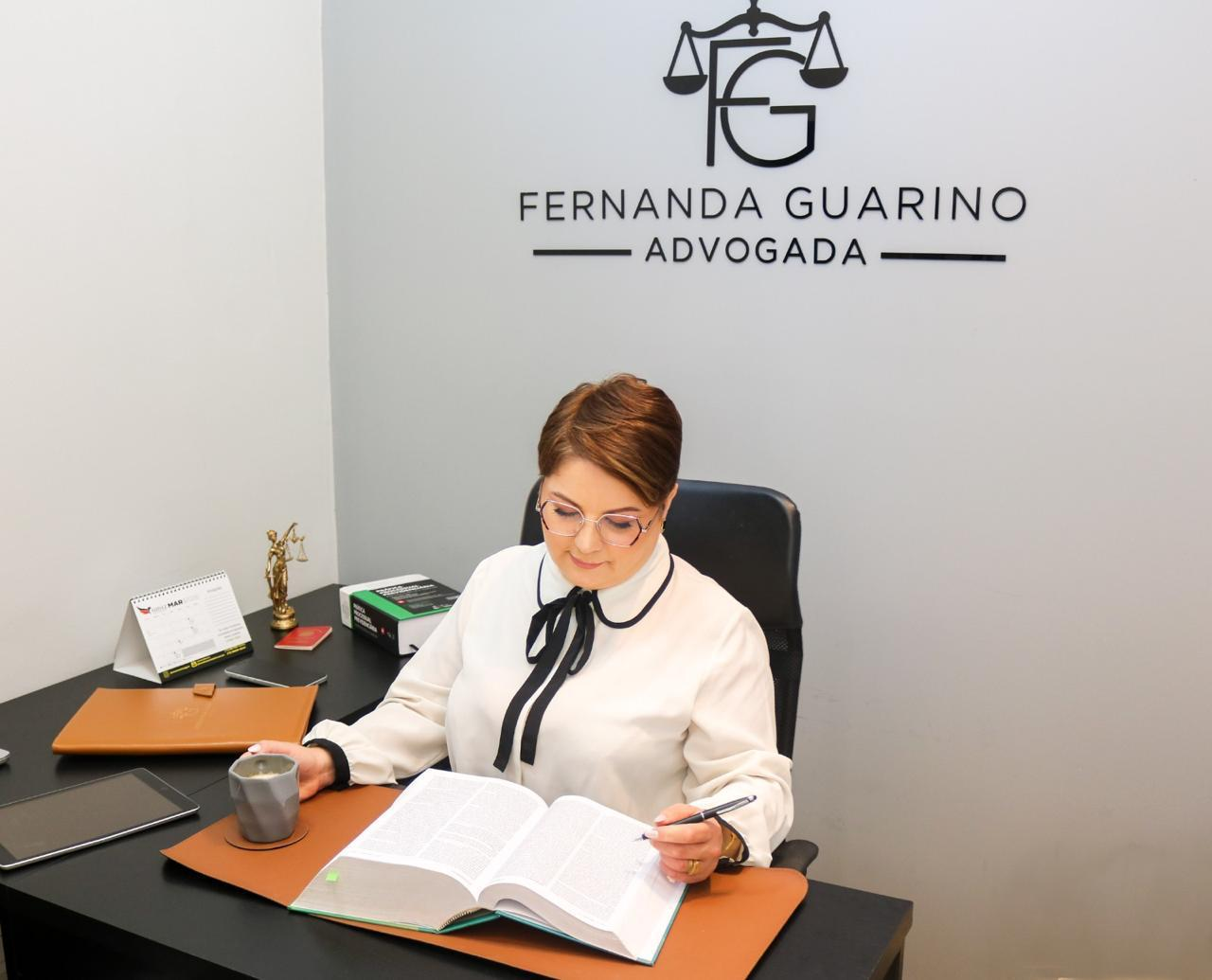 Dra. Fernanda Guarino trabalhando em seu escritório